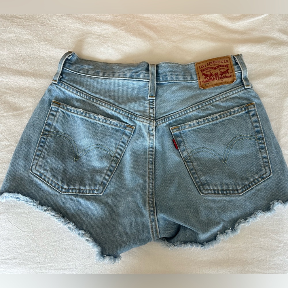 Trendy High Rise Levi’s Shorts - 26W